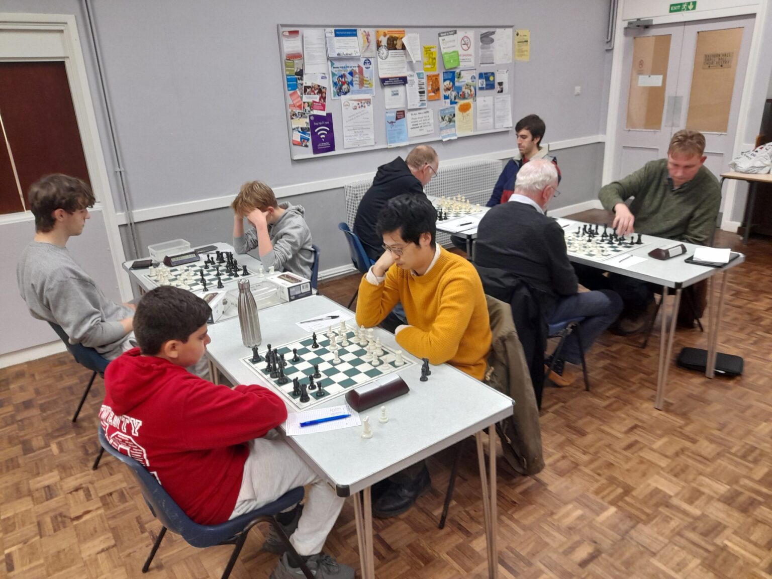 Holden holds on in thrilling battle at Surbiton | Kingston Chess Club